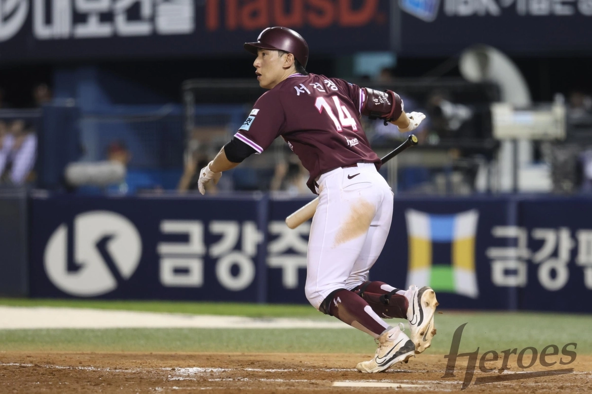 키움 서건창이 29일 잠실 LG전에서 안타를 터뜨린 뒤 1루를 향해 뛰어가고 있다.    키움 히어로즈 제공
