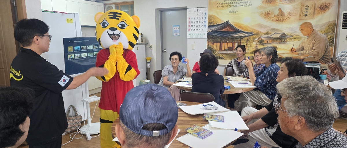 군위군의 ‘삼국유사 이야기꾼’(왼쪽)이 지역 경로당 어르신들에게 관련 이야기를 재미있게 들려 주고 있다. 군위군 제공
