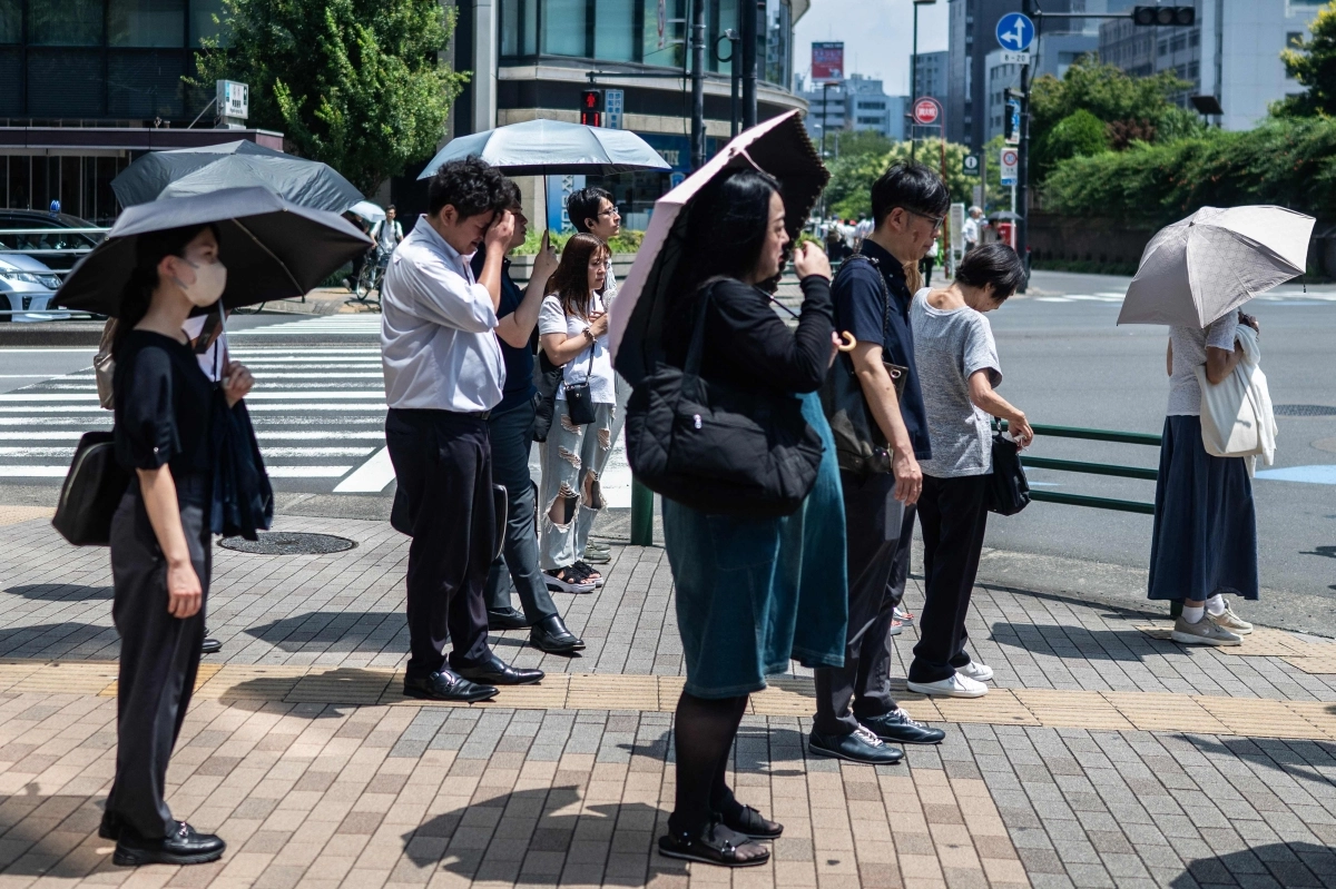 2026년 7월 23일 도쿄에서 사람들이 햇볕을 피하려고 우산을 들고 다니고 있다. AFP 연합뉴스