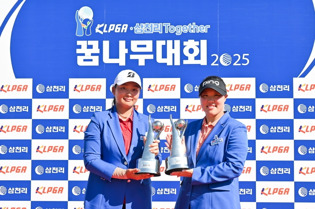 작년 KLPGA-삼천리 투게더  꿈나무대회 고등부 우승자 박서진(오른쪽)과 중등부 1위 이다경. KLPGA 제공.