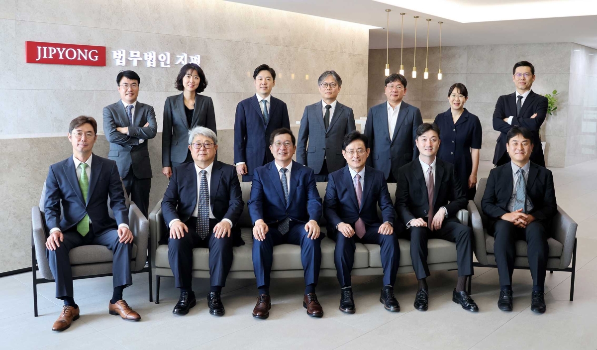 앞줄 왼쪽부터 반시계 방향으로 서남권센터의 박상배·강경운 변호사, 사봉관(센터장) 대표변호사, 오준석 고문, 송경훈(부센터장)·김범희·송도영·김이태·김영수·최정규·서동천·서준희·이석재 변호사. 법무법인 지평 제공