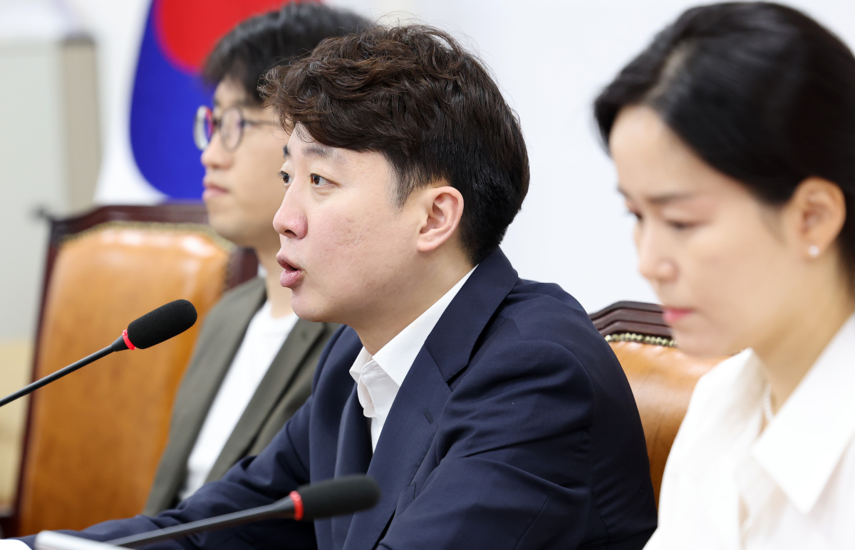 개혁신당 이준석 대표가 30일 국회에서 열린 최고위원회의에서 발언하고 있다. 연합뉴스