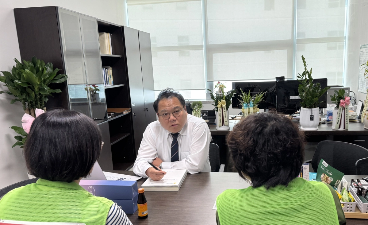 ▲조병진 의원이 경기도의회 의원실에서 전국교육공무직본부 경기지부 관계자들과 간담회를 진행하며 의견을 나누고 있다. (사진=경기도의회)