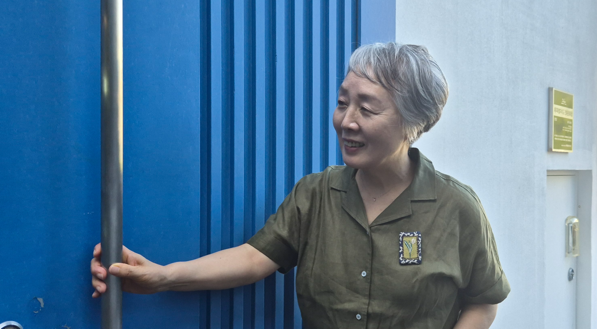 최근 에세이 ‘나이 60, 생판 남들과 산다’를 펴낸 조선희 전 제주문화예술재단 경영기획본부장이 29일 공유주택 미로헌의 파란대문 앞에서 사람을 배웅하고 있다. 제주 강동삼 기자