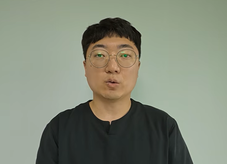 ‘충주맨’ 출신 유튜버 김선태가 KBS 유튜브 오리지널 콘텐츠 ‘돈선태 성공시대’ 선공개 영상에서 그룹 리센느 멤버의 ‘무섭노’ 표현을 재소환하고 2차 가해 논란을 일으킨 점에 대해 고개를 숙였다. 김선태 유튜브 채널