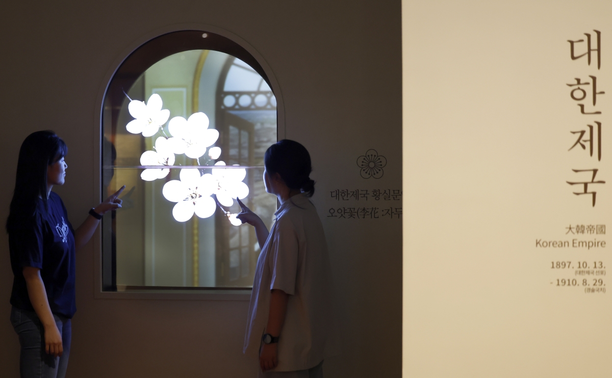 30일 서울 용산구 국립중앙박물관에서 열린 대한제국실 개편 재개관 언론공개회에서 참석자들이 작품을 둘러보고 있다. 뉴시스