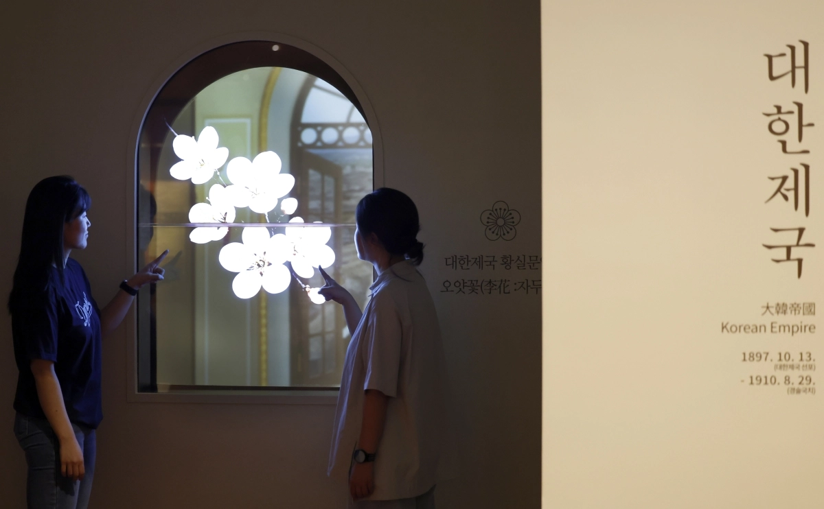 30일 서울 용산구 국립중앙박물관에서 열린 대한제국실 개편 재개관 언론공개회에서 참석자들이 작품을 둘러보고 있다. 뉴시스