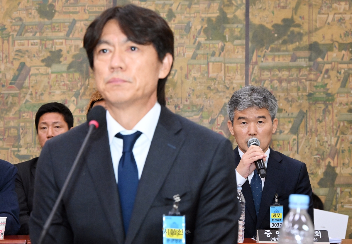 김승희(오른쪽) 대한축구협회 전무이사가 30일 국회에서 열린 국회 문화체육관광위원회의 대한축구협회 현안 관련 청문회에 출석해 질의에 답하고 있다. 왼쪽은 홍명보 전 축구 국가대표팀 감독. 2026.7.30 국회사진기자단