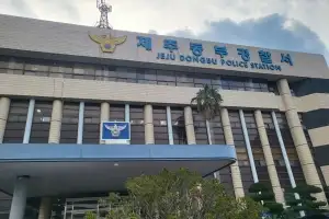 처음 본 행인에 흉기 들고 협박… 불법체류 중국인 2명 구속