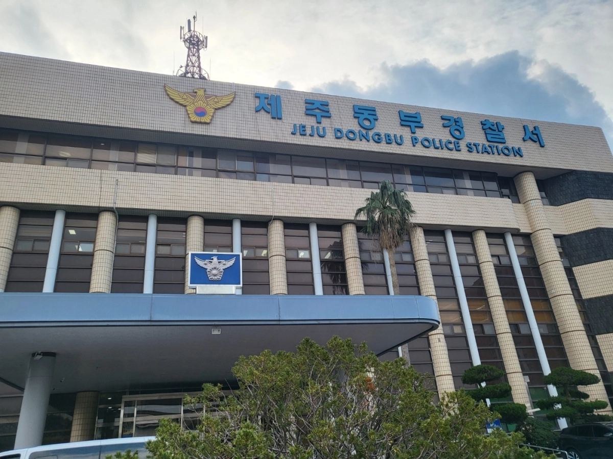 제주동부경찰서는 지난 27일 오후 10시쯤 제주시 이도동의 한 편의점 앞에서 처음 만난 행인 2명에게 시비를 걸다 말다툼을 벌인 뒤 흉기를 들고 협박한 중국 국적 2명을 구속해 조사하고 있다. 제주 강동삼 기자