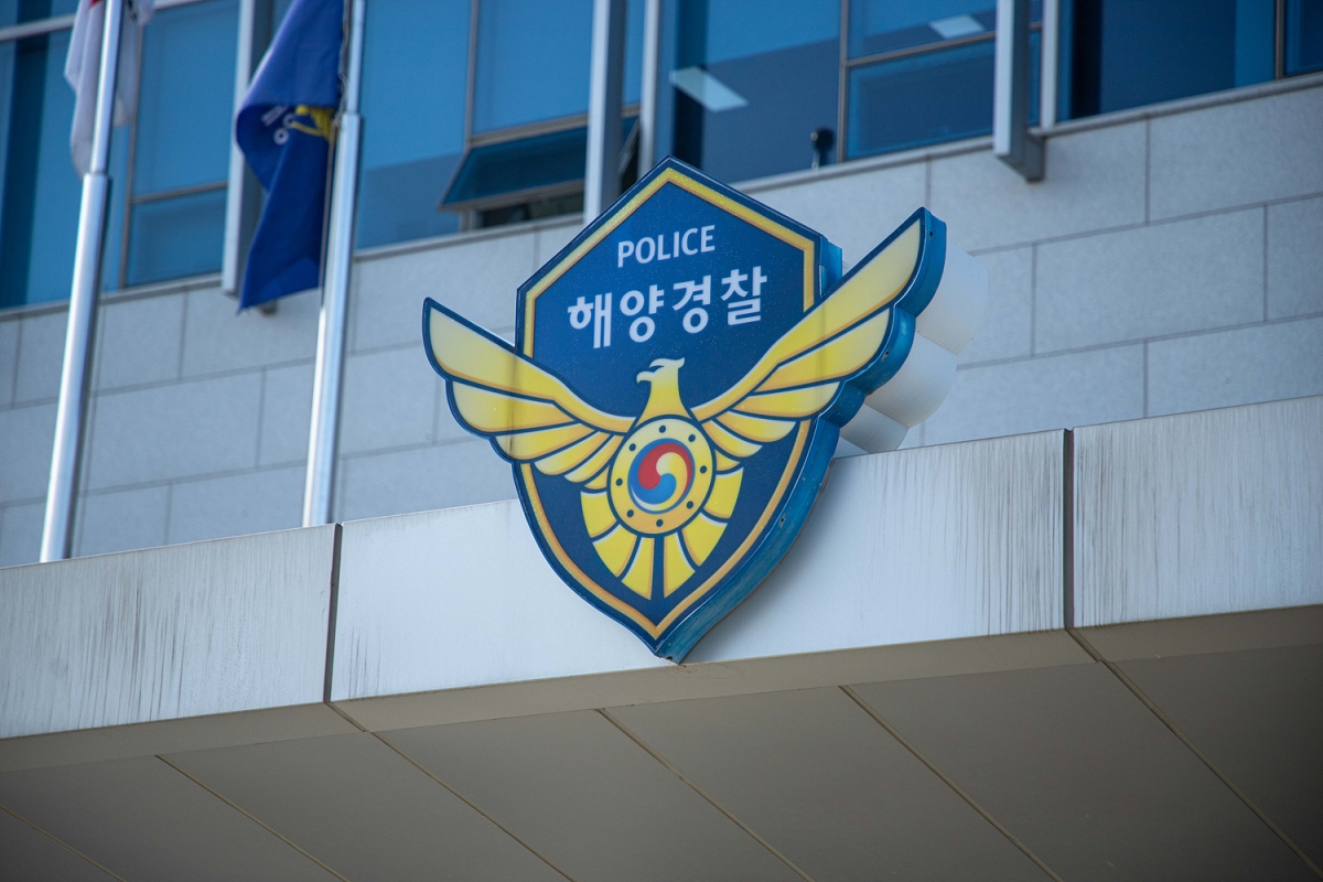 서귀포해양경찰서는 지난달 20일 오후 10시 30분쯤 제주시 한림항 연안에서 허가 없이 잠수해 문어를 잡은 동료 해경을 적발했다. 제주지방해양경찰청 제공