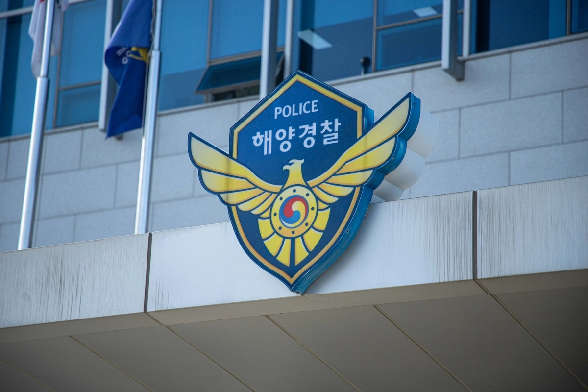 서귀포해양경찰서는 지난달 20일 오후 10시 30분쯤 제주시 한림항 연안에서 허가 없이 잠수해 문어를 잡은 동료 해경을 적발했다. 제주지방해양경찰청 제공