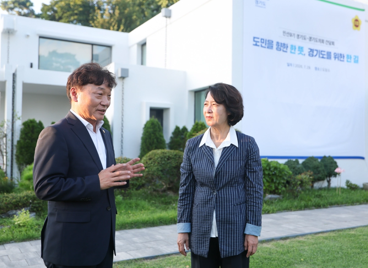 ▲ 남종섭 경기도의회 의장과 추미애 경기도지사가 도담소 야외에서 대화를 나누고 있다. (사진=경기도의회)