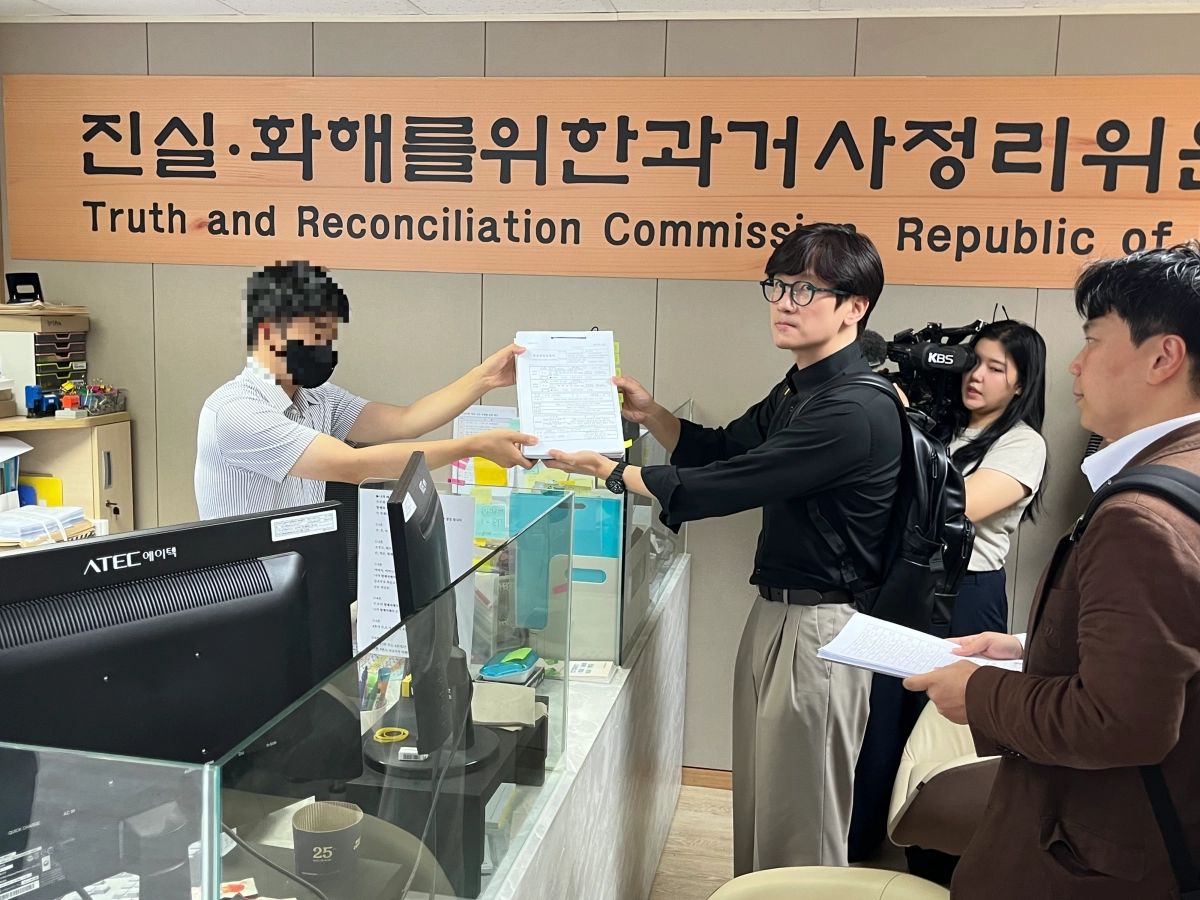 한베평화재단과 ‘민주사회를 위한 변호사모임’  베트남전 민간인학살 진실규명 태스크포스(TF) 등이 30일 서울  중구 진실화해위원회에서 베트남 학살 피해자들을 대리해  ‘베트남전 하미학살, 프억빈학살 피해생존자와 유가족 9인의 진실규명 신청서’를 제출하고 있다. 박다운 기자