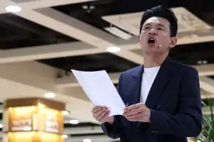 thumbnail - “총 4번 만났다” 주장에 황정민 뿔났다…용의자 행방 묘연, 결국 현상금 1억 내걸었다 thumbnail - “총 4번 만났다” 주장에 황정민 뿔났다…용의자 행방 묘연, 결국 현상금 1억 내걸었다