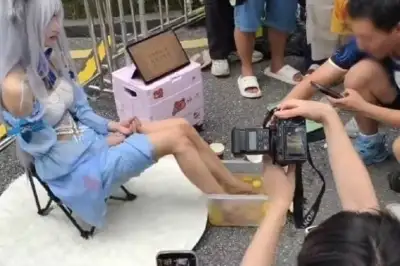 thumbnail - “여성 발 담근 물, 한 잔에 1만원” 우르르 사람 몰렸다…부적절 행위 포착 ‘시끌’[월드픽]