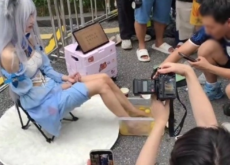 중국 광둥성 광저우에서 열린 대형 애니메이션 행사에서 여성 코스프레 참가자들이 자신의 발을 담근 레몬물을 ‘음료’라며 판매하는 퍼포먼스를 벌여 논란이 일었다. 중국 SNS 캡처