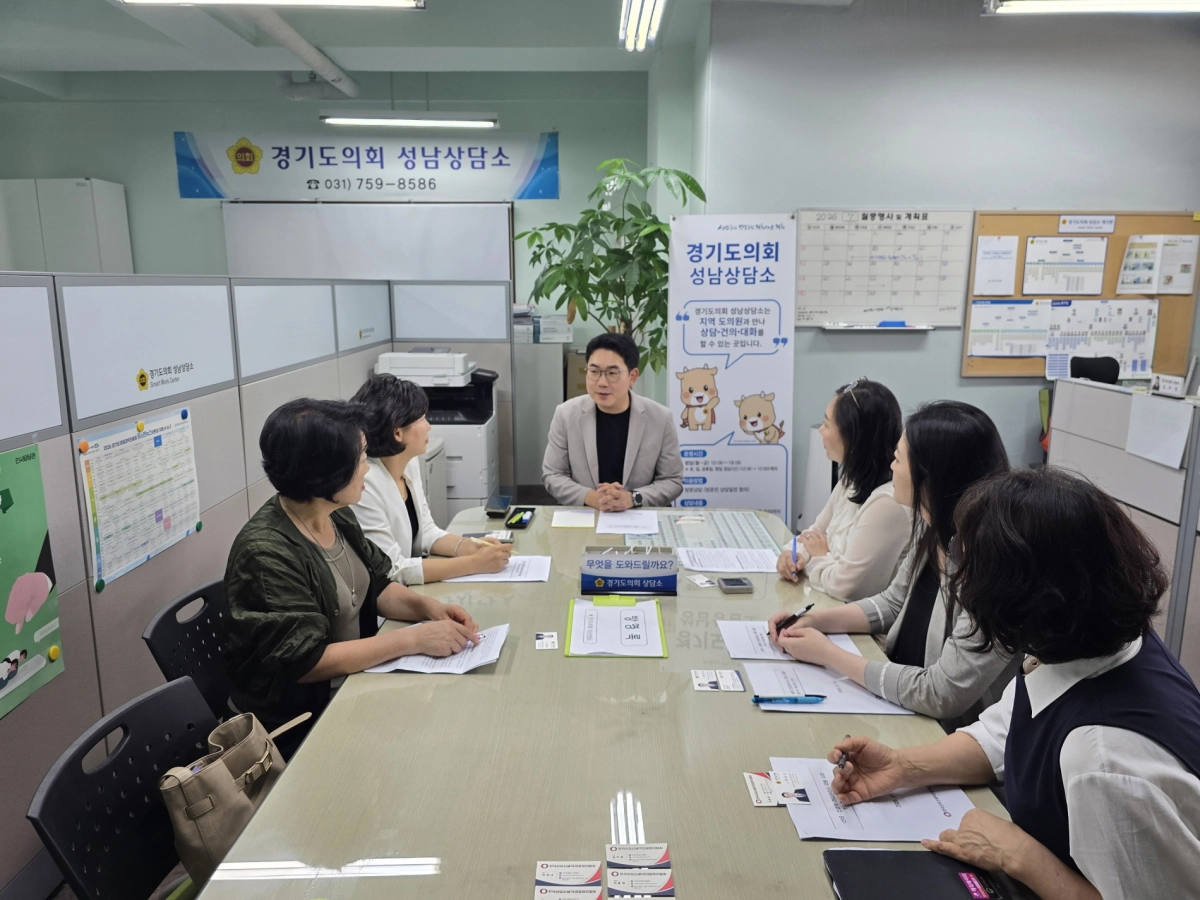 ▲문승호 의원이 성남상담소에서 한국산모신생아건강관리협회 관계자들과 간담회를 갖고 산모·신생아 건강관리지원사업의 국비 환원 방안을 논의하고 있다. (사진=경기도의회)