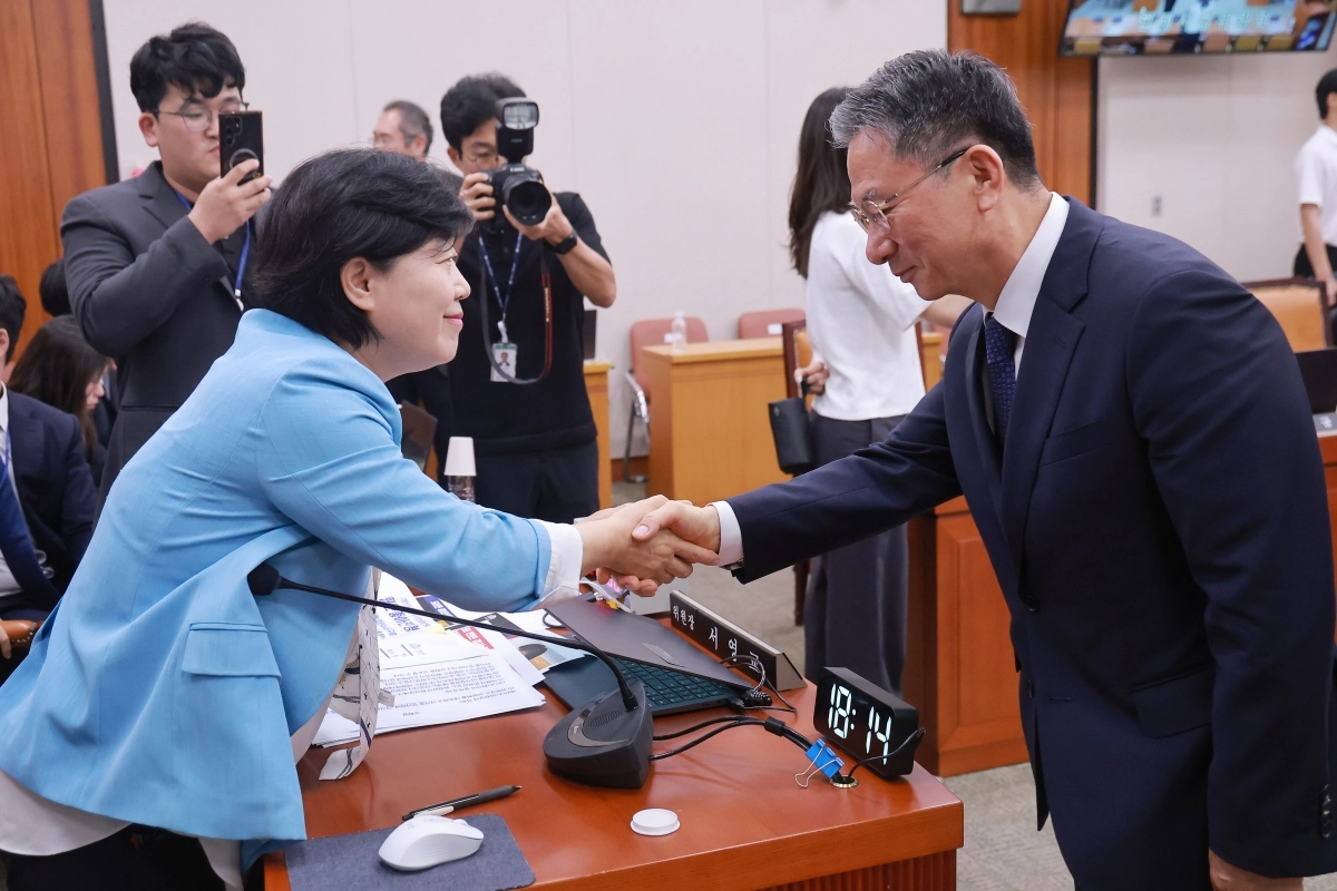 29일 서울 여의도 국회의 법제사법위원회 전체회의에서 형사소송법 개정안이 의결된 뒤 위원장인 서영교 더불어민주당 의원과 정성호 법무부 장관이 악수하고 있다. 연합뉴스