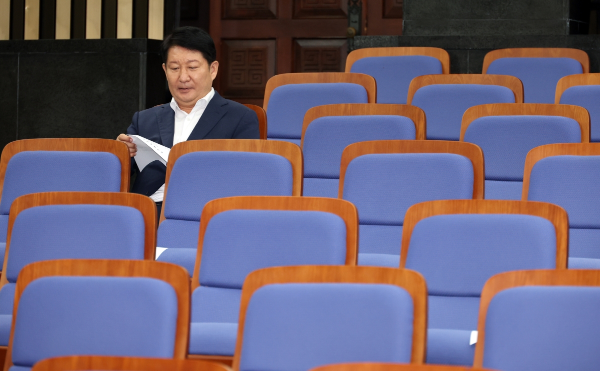 권영진 국민의힘 의원이 30일 국회에서 열린 의원총회에 참석하고 있다. 뉴시스