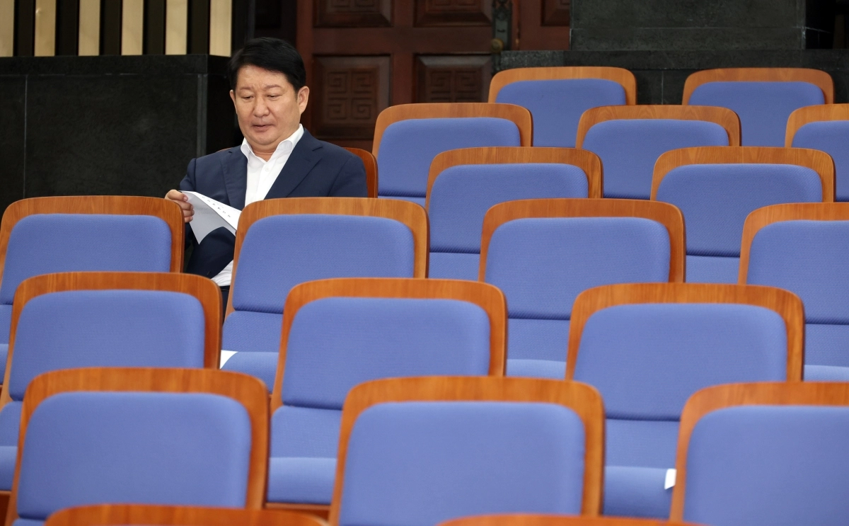 권영진 국민의힘 의원이 30일 국회에서 열린 의원총회에 참석하고 있다. 뉴시스