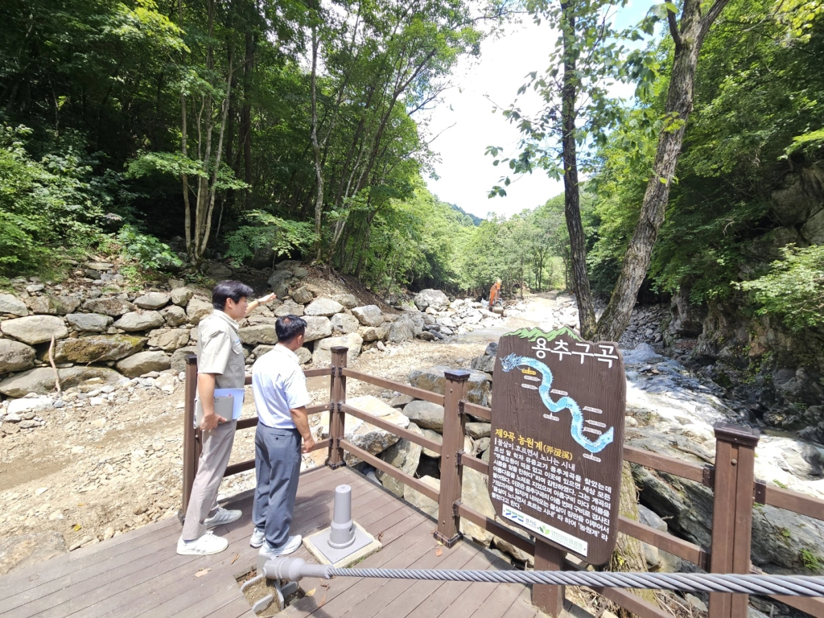▲박영선 의원이 연인산도립공원 내 용추구곡 수해복구 현장을 찾아 관계자로부터 복구 진행 상황에 대한 설명을 듣고 있다. (사진=경기도의회)