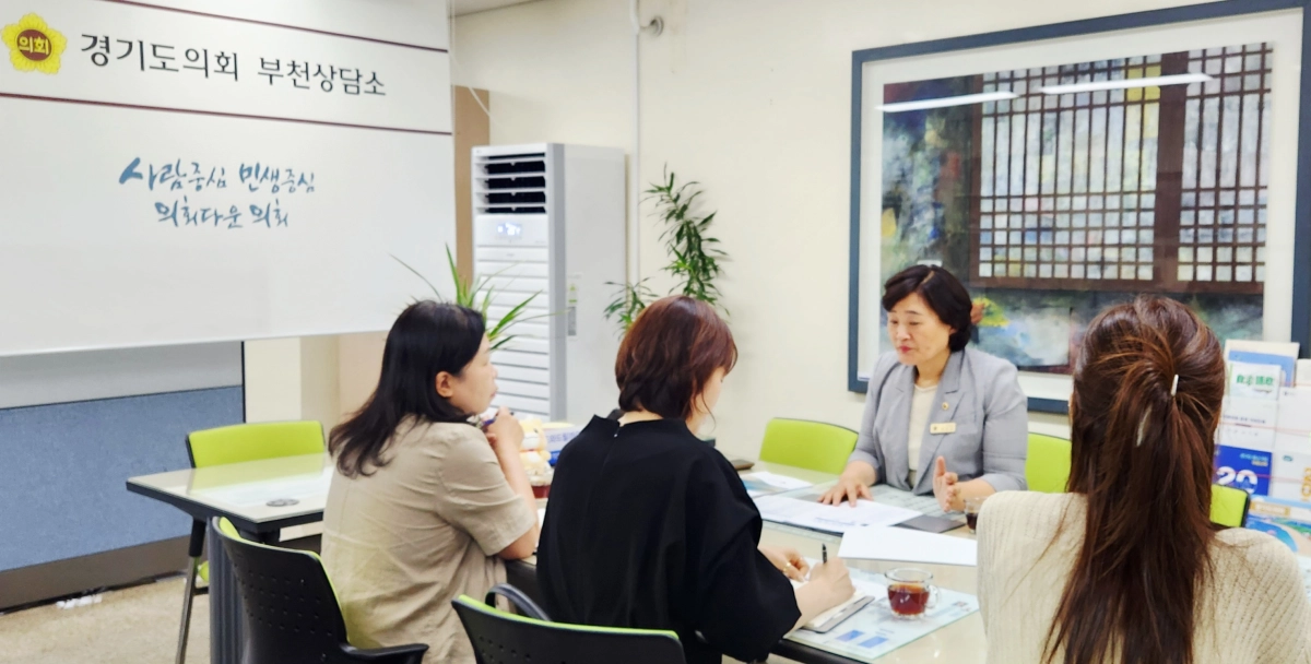 ▲박순희 의원이 부천상담소에서 부천교육지원청 관계자들로부터 업무보고를 받으며 학생 통학 안전 및 학교 배정 등 지역 교육 현안을 점검하고 있다. (사진=경기도의회)