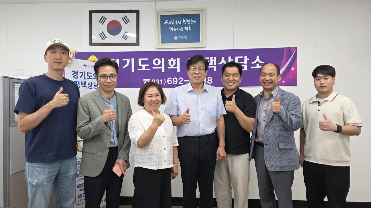 ▲한승훈 의원이 평택상담소에서 고덕국제신도시 시민연대 및 경기도 철도운영과 관계자들과 KTX 경기남부역사 추진을 위한 정담회를 마친 후 기념촬영을 하고 있다. (사진=경기도의회)