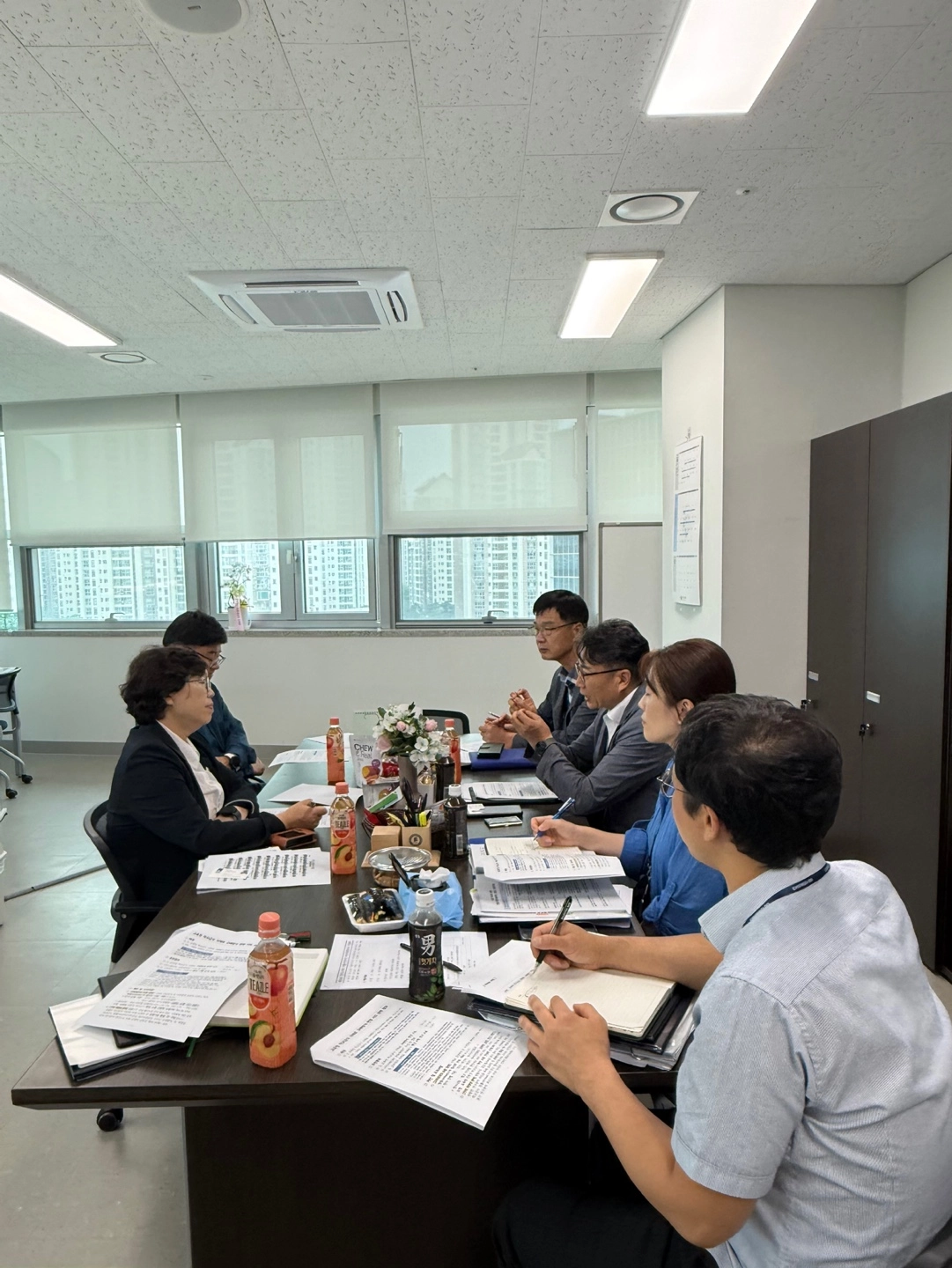 ▲박옥분 의원이 도의회에서 박종민 농수산생명과학국장 등 관계자들과 간담회를 열고 친환경 학교급식 공급체계 개선방안을 논의하고 있다. (사진=경기도의회)