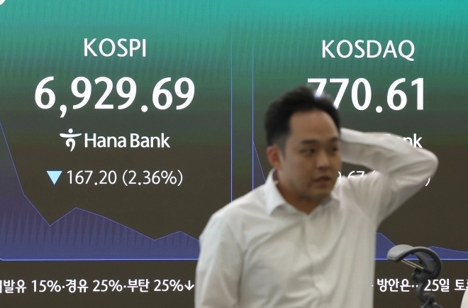 코스피가 하락 출발한 24일 서울 중구 하나은행 본점 딜링룸에서 한 딜러가 자리로 향하고 있다. 연합뉴스