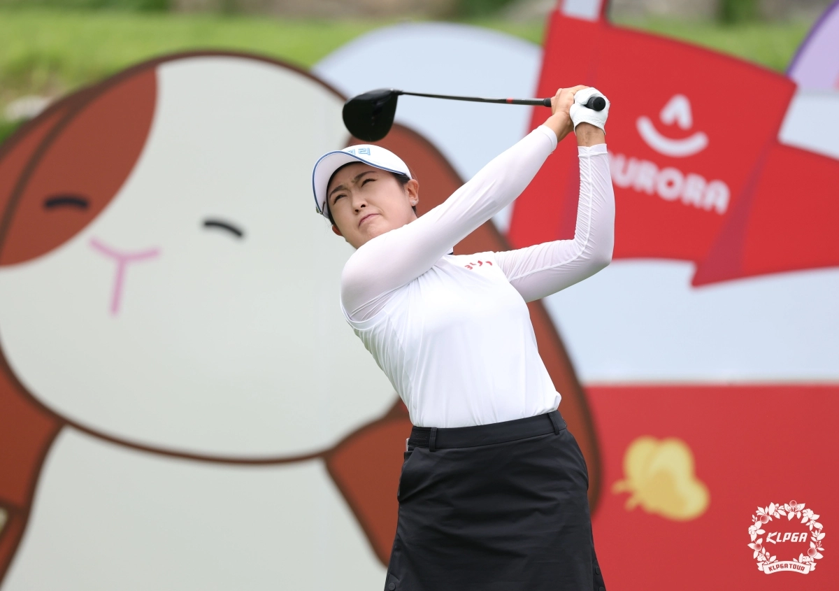 김민주가 30일 강원 원주시 오로라 골프＆리조트(파72)에서 열린 한국여자프로골프(KLPGA)투어 오로라 월드 챔피언십 1라운드 1번 홀(파5)에서 티샷을 날리고 있다. 김민주는 이날 보기 없이 버디 7개를 잡아내며 1라운드 선두를 달렸다. KLPGA 제공