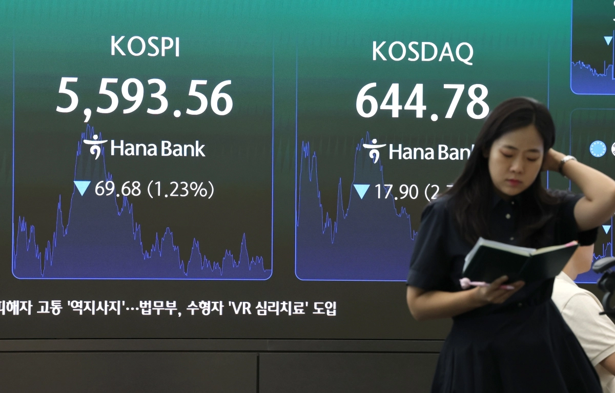 30일 서울 중구 하나은행 딜링룸 전광판에 코스피, 코스닥 지수, 환율 종가가 표시돼 있다.  코스피는 전날보다 69.68포인트(1.23%) 내린 5,593.56으로 장을 마쳤다. 2026.7.30 연합뉴스