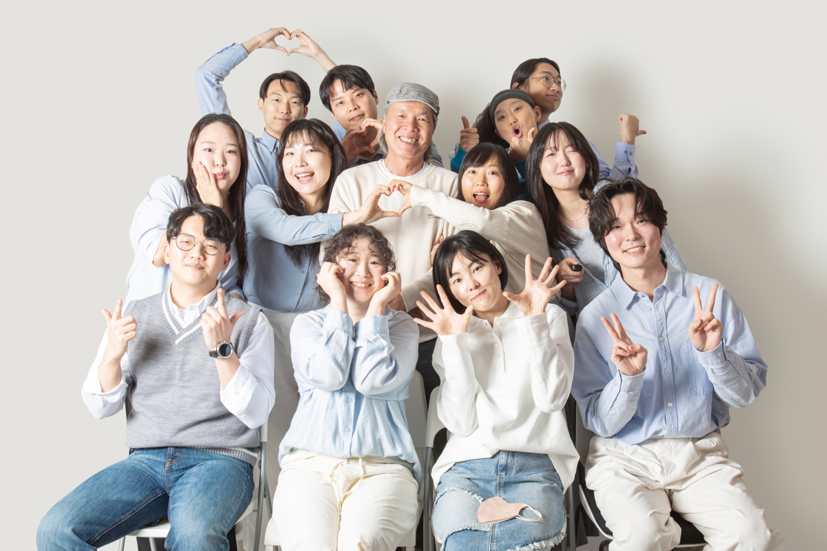 충남 부여의 청년 문화예술공동체 부여안다 김한솔(앞줄 왼쪽 두 번째) 대표를 비롯한 구성원들. 부여안다 제공