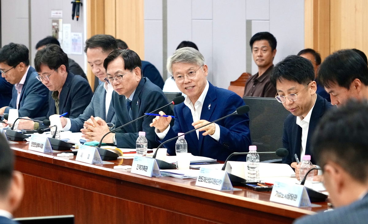 민형배 전남광주통합특별시장이 30일 서울 국회 의원회관에서 열린 ‘민주당 통합특별시당-통합특별시 예산정책협의회’에 참석, 시정현안을 설명하고 국고사업 예산 반영을 요청하고 있다. 전남광주통합특별시 제공