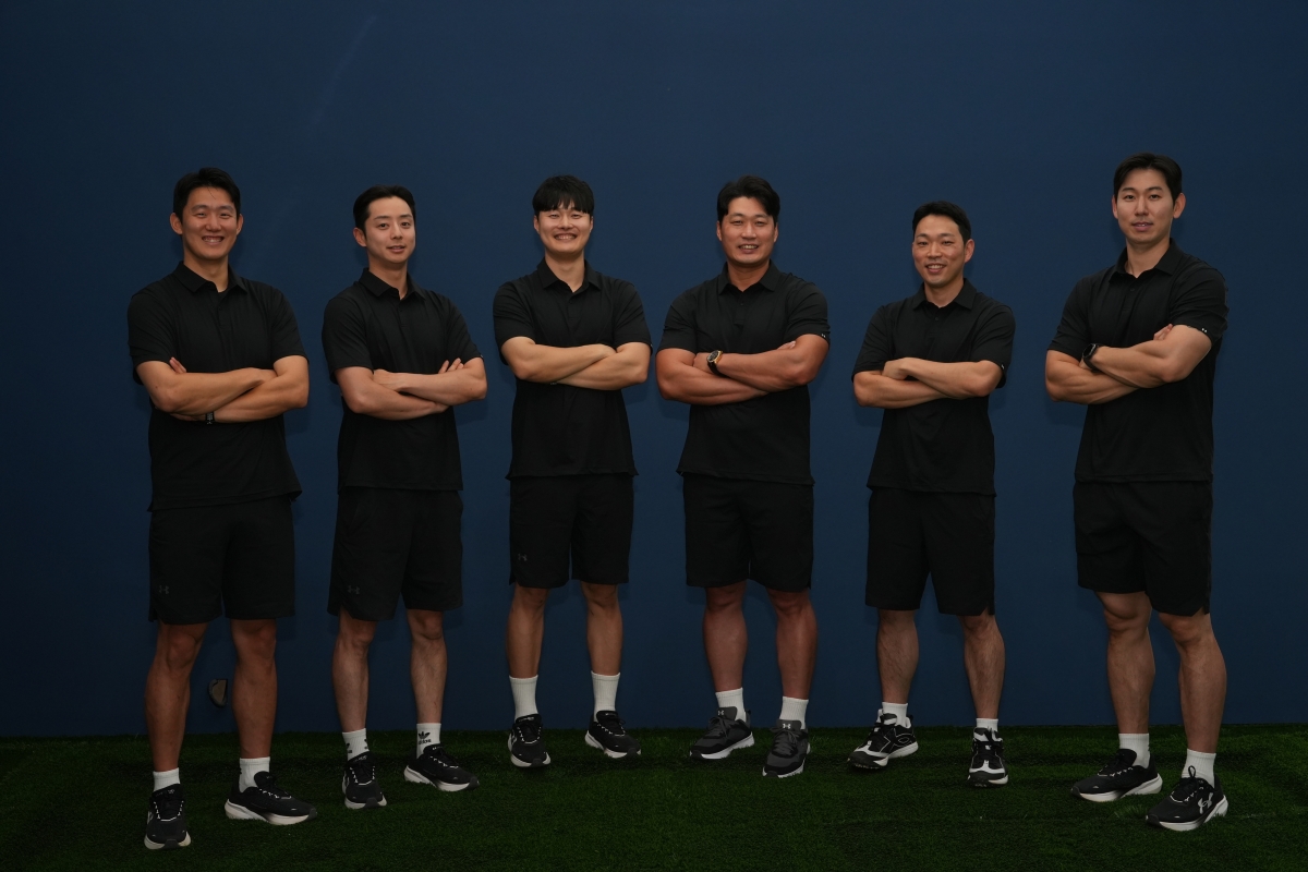 오승환(왼쪽에서 네 번째)이 퍼포먼스랩을 함께 꾸려갈 스태프들과 함께 포즈를 취하고 있다.     오승환 퍼포먼스 랩 제공