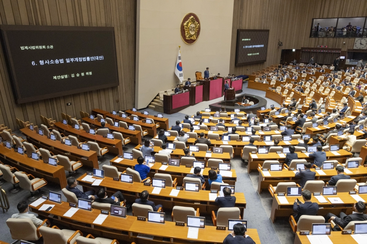 30일 국회에서 열린 7월 임시국회 제3차 본회의에서 국회 법제사법위원회 민주당 간사인 김승원 간사가 형사소송법 개정안 제안설명을 하고 있다. 2026.7.30 연합뉴스
