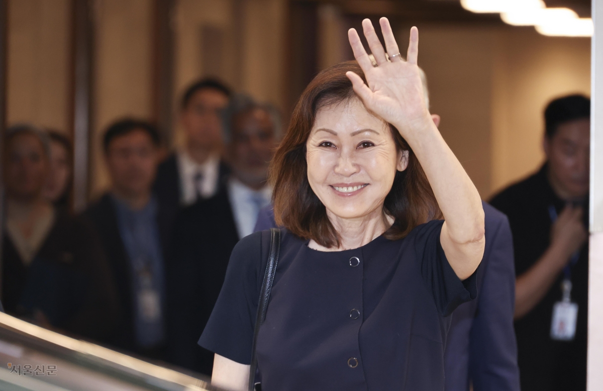 미셸 스틸 신임 주한미국대사가 30일 인천국제공항﻿을 통해 입국하면서 손을 흔들며 밝은 표정으로 인사하고 있다. 공항사진기자단