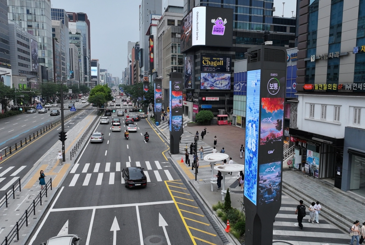 2025년 6월, 강남역 인근 동쪽 보행로의 미디어폴(오른쪽)에서 영상이 송출되고 있다.  강남구 제공