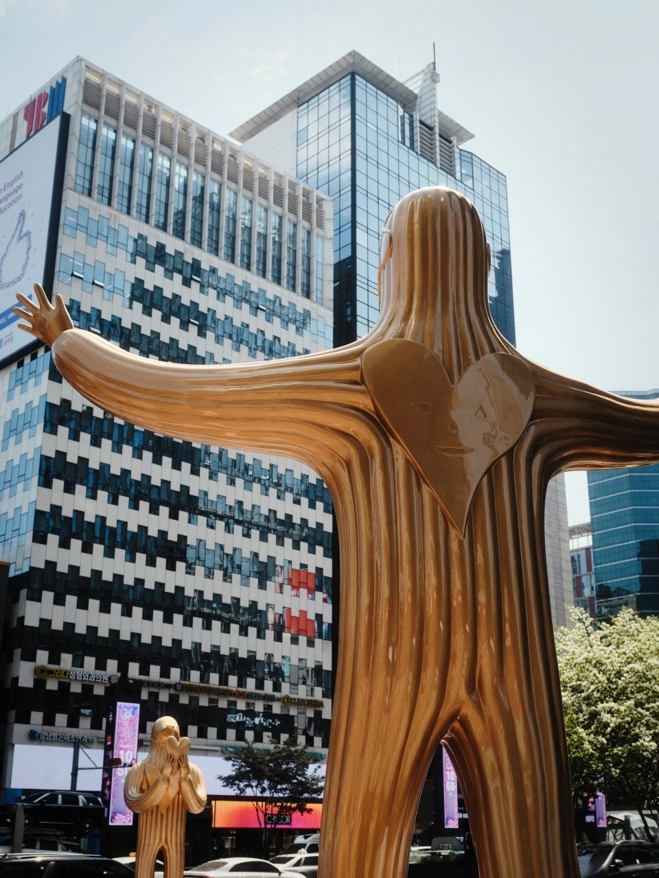 지난 6월 강남역 10번 출구 앞에 설치된 스페인 출신 설치미술가 하이메 아욘의 조형물 위드(With). 맞은편에는 아욘의 또 다른 조형물 러브(Love)가 보인다. 서초구 제공