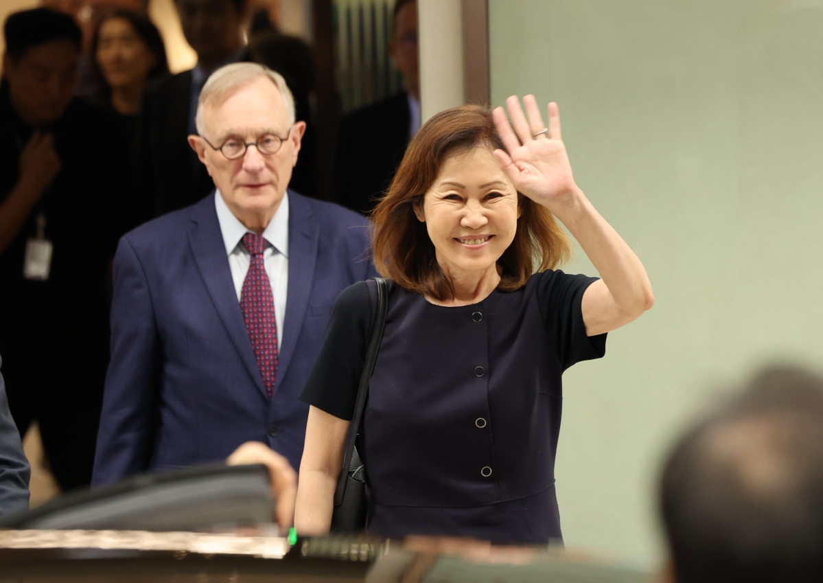 미셸 스틸 주한미국대사가 30일 인천국제공항 제2여객터미널을 통해 입국하며 인사하고 있다. 왼쪽은 남편 숀 스틸 변호사.  연합뉴스