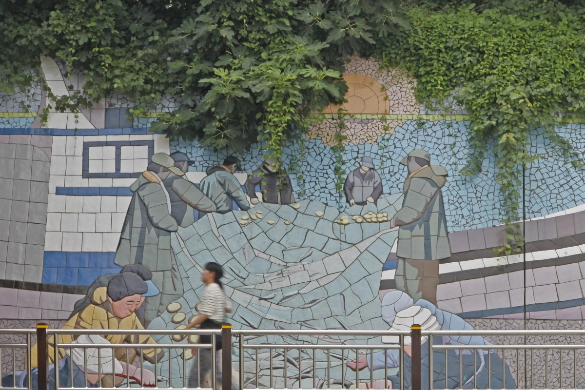 묵호항의 작업 풍경을 그린 묵호역 사거리의 타일 벽화. 묵호역을 나오는 순간 항구 도시 묵호를 느끼게 한다.