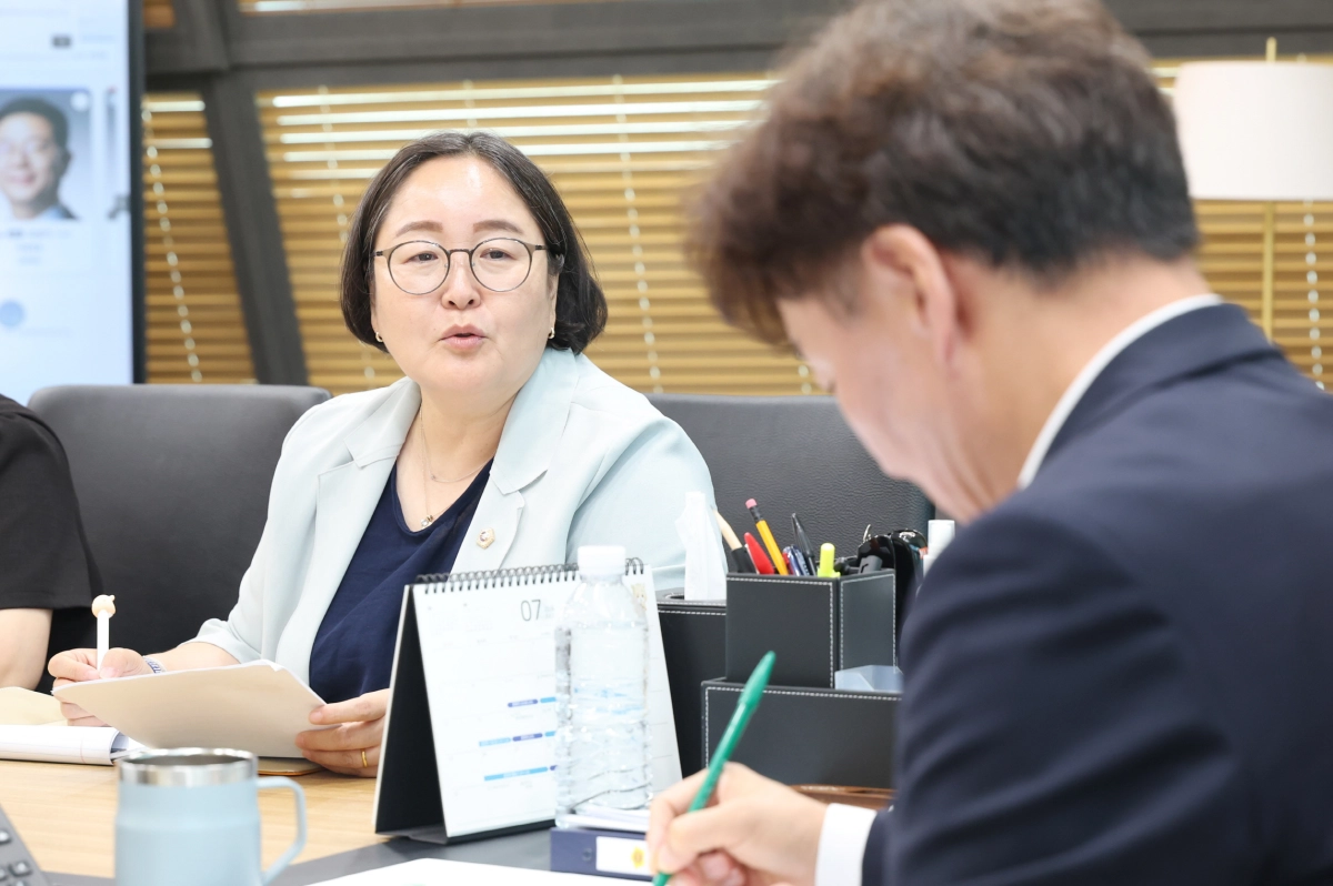 ▲오현정 의원이 30일 의장실에서 열린 마을정책 추진단 간담회에서 의견을 개진하고  있다. (사진=경기도의회)
