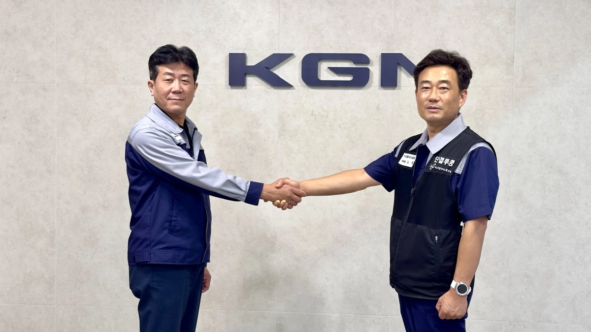 KGM이 지난 29일 임단협 협상 잠정합의안에 대한 조합원 찬반 투표에서 합의안이 찬성으로 가결됨에 따라 2026년 임단협 협상을 최종 마무리 지었다. 황기영(왼쪽) KGM 대표이사와 노철 노동조합위원장이 협상 타결 후 악수하고 있다. KGM 제공