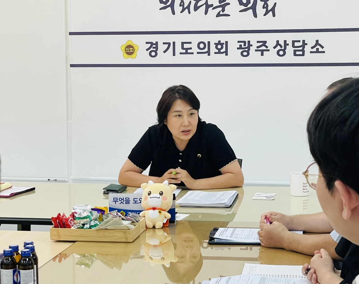 ▲장경임 의원이 경기도의회 광주상담소에서 경화여고 공간재구조화 추가사업비 문제 해결을 위한 간담회를 진행하고 있다. (사진=경기도의회)