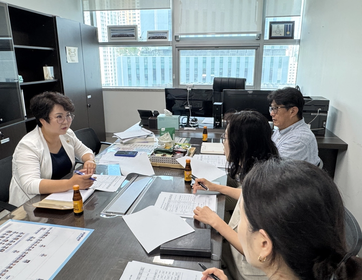▲김경옥 의원이 경기도의회 사무실에서 학교급식보건과 관계자들로부터 ‘학교 급식실 현대화 사업’ 관련 업무보고를 받고 있다. (사진=경기도의회)