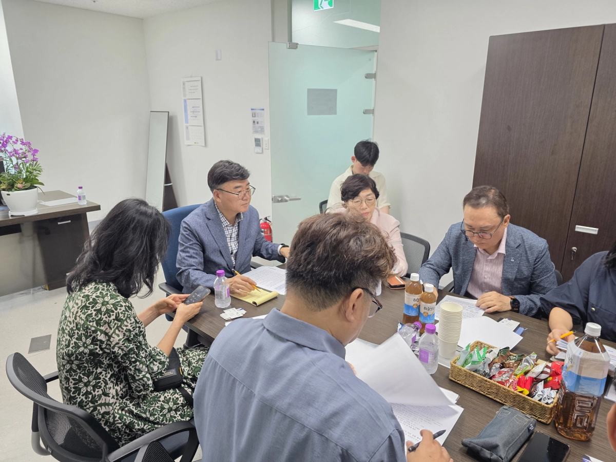 ▲ 최상규 의원이 수원시 및 경기도관광공사 관계자들과 함께 ‘영화동 도시재생혁신지구 사업 현안 간담회’를 진행하고 있다. (사진=경기도의회)
