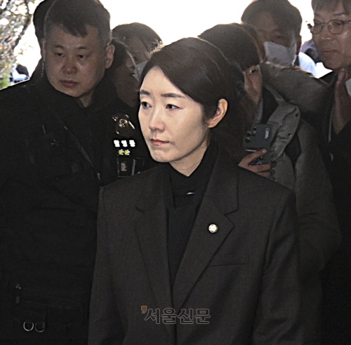 ‘1억 공천헌금’ 의혹받는 무소속 강선우 의원이 3일 서울 서초구 서울중앙지방법원에서 열린 구속 전 피의자 심문(영장실질심사)에 출석하고 있다. 2026.3.3 안주영 전문기자