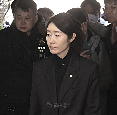 ‘1억 공천헌금’ 의혹받는 무소속 강선우 의원이 3일 서울 서초구 서울중앙지방법원에서 열린 구속 전 피의자 심문(영장실질심사)에 출석하고 있다. 2026.3.3 안주영 전문기자