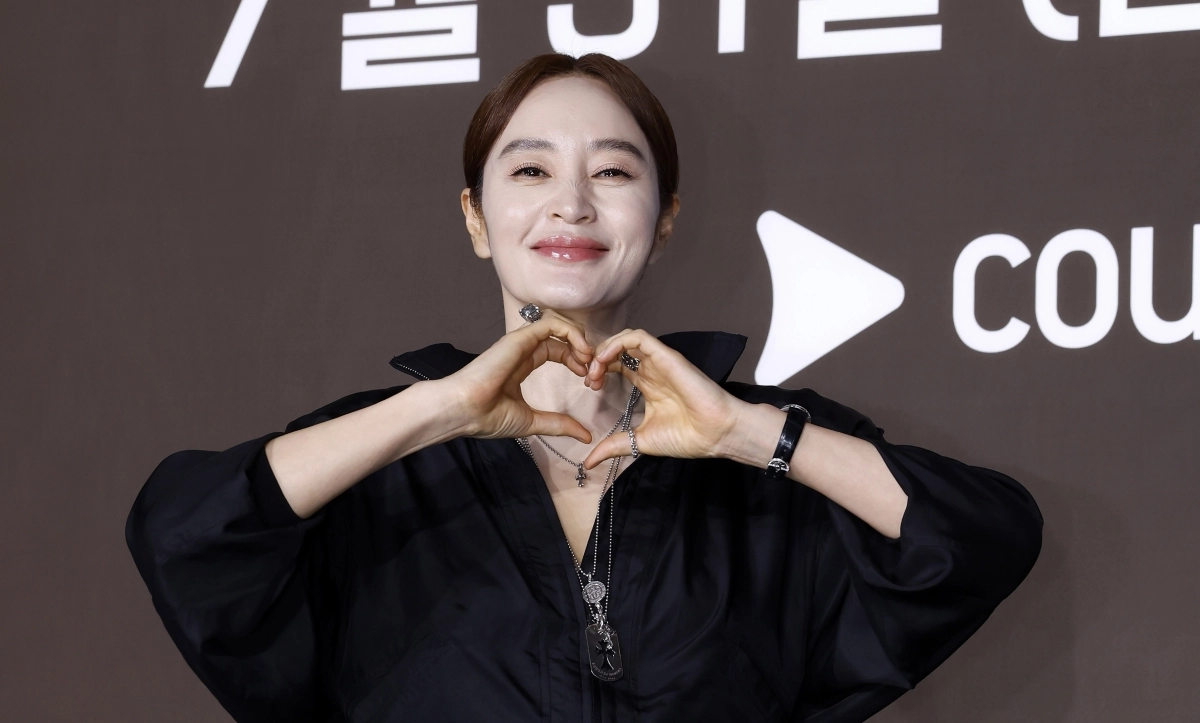 배우 김혜수가 28일 오전 서울 중구 앰배서더 풀만에서 열린 쿠팡플레이 ‘지금 불륜이 문제가 아닙니다’ 제작발표회에서 포즈를 취하고 있다. 2026.07.28 뉴시스