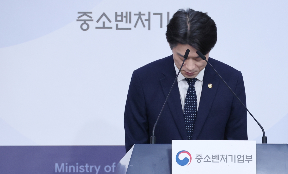 노용석 중소벤처기업부 장관 직무대행 겸 제1차관이 31일 서울 종로구 정부서울청사 별관에서 모두의 창업 프로젝트 정보유출 경과 및 향후 계획에 대해 브리핑한 뒤 고개숙여 인사하고 있다. 연합뉴스